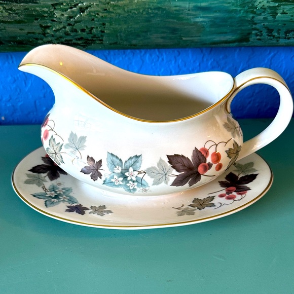 Elegant Royal Doulton Camelot Gravy Boat and Stand - Picture 1 of 10